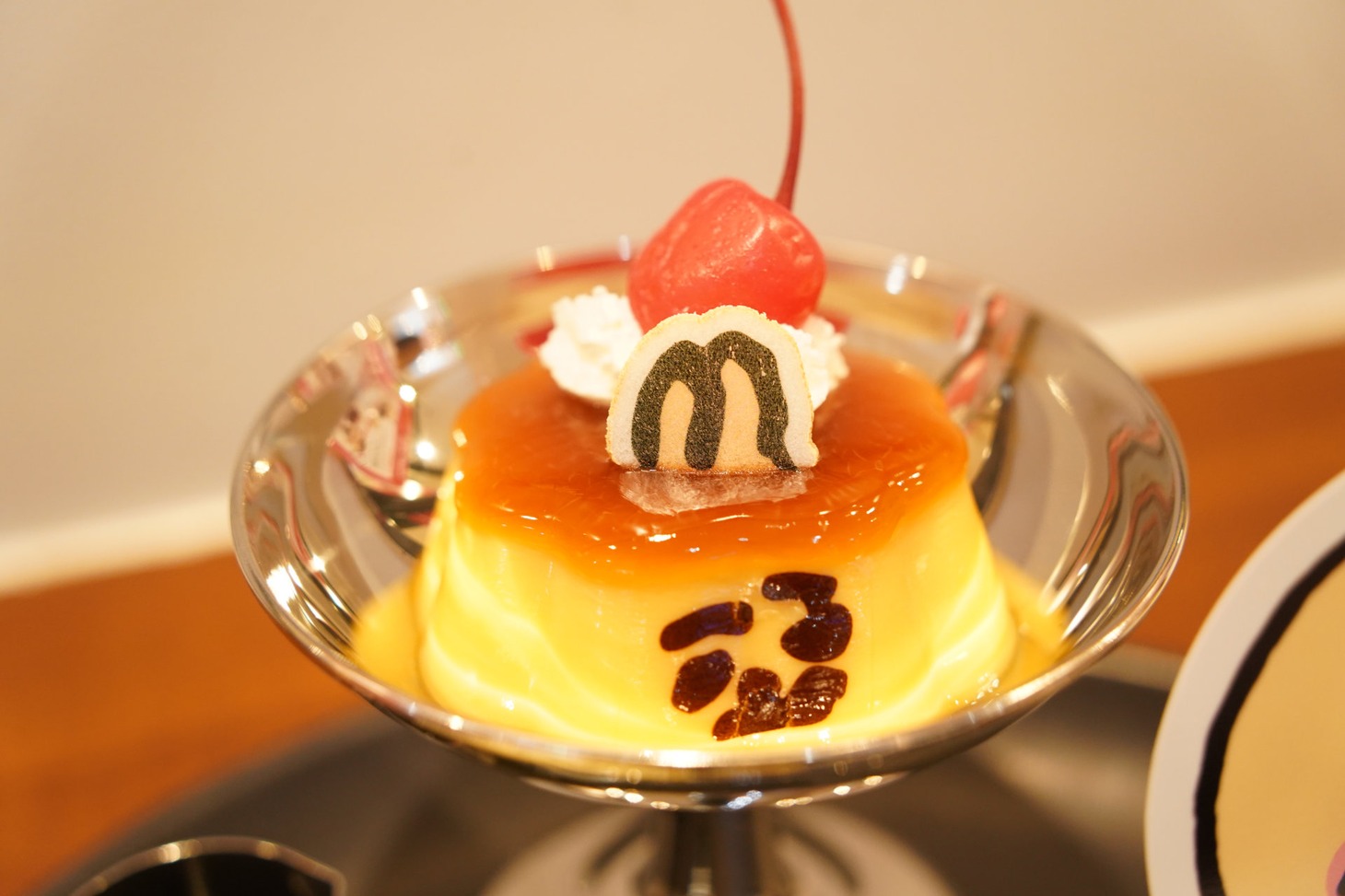 「二代目料理長の気まぐれデザートプレート」に含まれる「むちゃうまプリン」。
