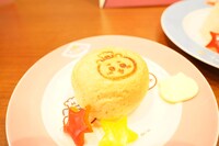 「ハチワレの目玉焼きハンバーグセット」のパンにはちいかわの顔がデザインされている。