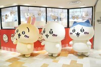 報道陣の撮影に応えるうさぎ、ちいかわ、ハチワレ。