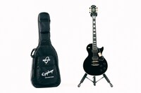 「Epiphone Inspired by Gibson Les Paul Custom BOCCHI EDITION」（右）と専用ギグバッグ。