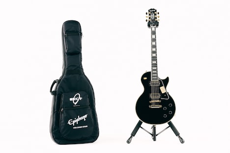 「Epiphone Inspired by Gibson Les Paul Custom BOCCHI EDITION」（右）と専用ギグバッグ。