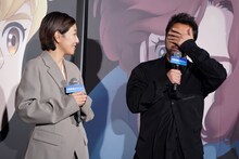 顔を覆う山田孝之。