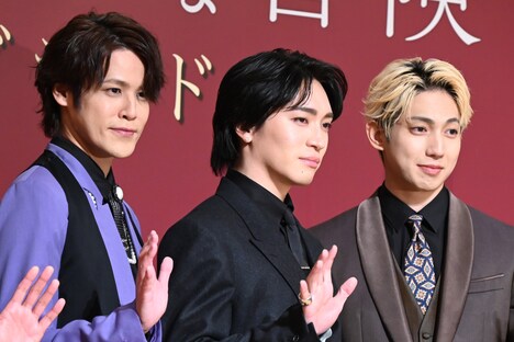 左から宮野真守、松下優也、有澤樟太郎。