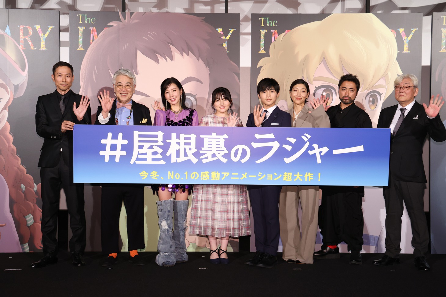 左から西村義明プロデューサー、イッセー尾形、仲里依紗、鈴木梨央、寺田心、安藤サクラ、山田孝之、百瀬義行監督。