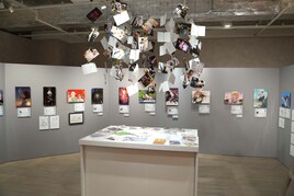 お気に入り曲を1枚のイラストにする「EGAKU」の展覧会、明日開幕　描き下ろし色紙も