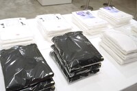 「『EGAKU -draw the song-』展」で販売されるグッズ。