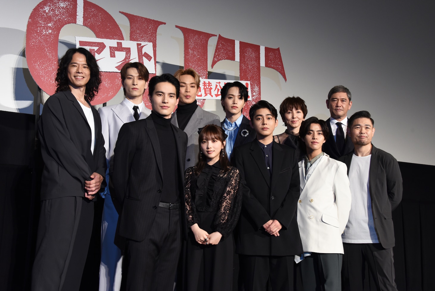映画「OUT」初日舞台挨拶より。前列左から水上恒司、与田祐希（乃木坂46）、倉悠貴、醍醐虎汰朗、品川ヒロシ。後列左から庄司智春、金城碧海（JO1）、與那城奨（JO1）、大平祥生（JO1）、渡辺満里奈、杉本哲太。