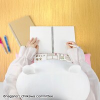 「PCクッション ちいかわ いっしょにお勉強！」使用イメージ。