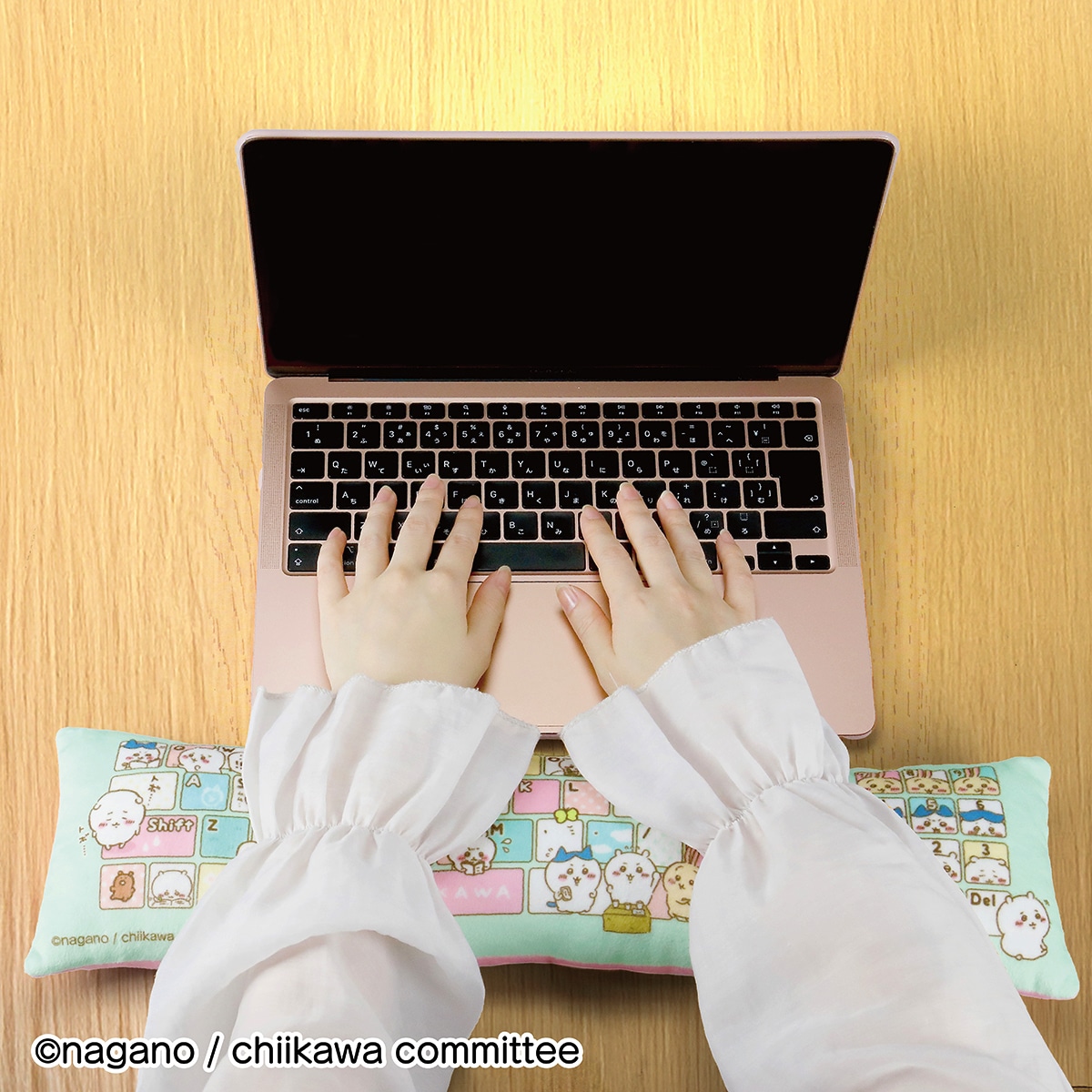 「PCクッション ちいかわ いっしょにお勉強！」使用イメージ。