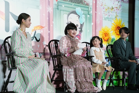 あいみょんからの手紙を読み上げる黒柳徹子。