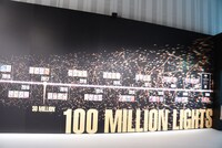 1億部突破までの軌跡を単行本の書影とともにたどるコーナー。ここにもAR技術が使用されている。 (c)SHUEISHA (c)原泰久/集英社