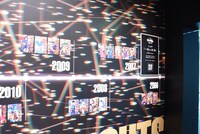 1億部突破までの軌跡を単行本の書影とともにたどるコーナー。ここにもAR技術が使用されている。 (c)SHUEISHA (c)原泰久/集英社