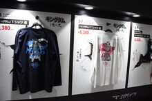 物販コーナーの様子。 (c)SHUEISHA (c)原泰久/集英社