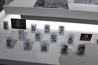 物販コーナーの様子。 (c)SHUEISHA (c)原泰久/集英社