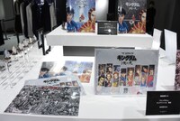 物販コーナーの様子。 (c)SHUEISHA (c)原泰久/集英社