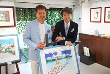 左から黒田善孝、わたせせいぞう。