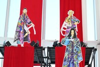 描き下ろしカラーイラストの等身大パネル。