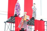 描き下ろしカラーイラストの等身大パネル。