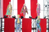 描き下ろしカラーイラストの等身大パネル。