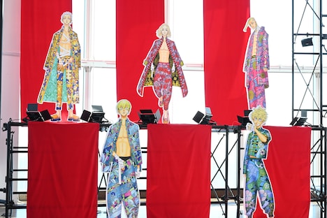 描き下ろしカラーイラストの等身大パネル。