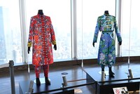 タケミチとマイキーの衣装展示。
