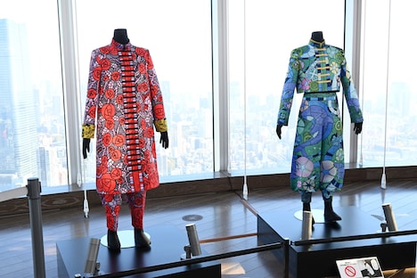タケミチとマイキーの衣装展示。