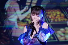 観客の前でオープニング主題歌「果てのない旅」を歌う鈴木愛奈。