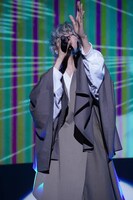 観客の前でエンディング主題歌「because」を歌う丁。