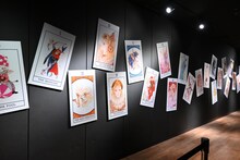 清水玲子が描いたタロットカードをデザインしたパネル。入り口の待機場所に設置されている。