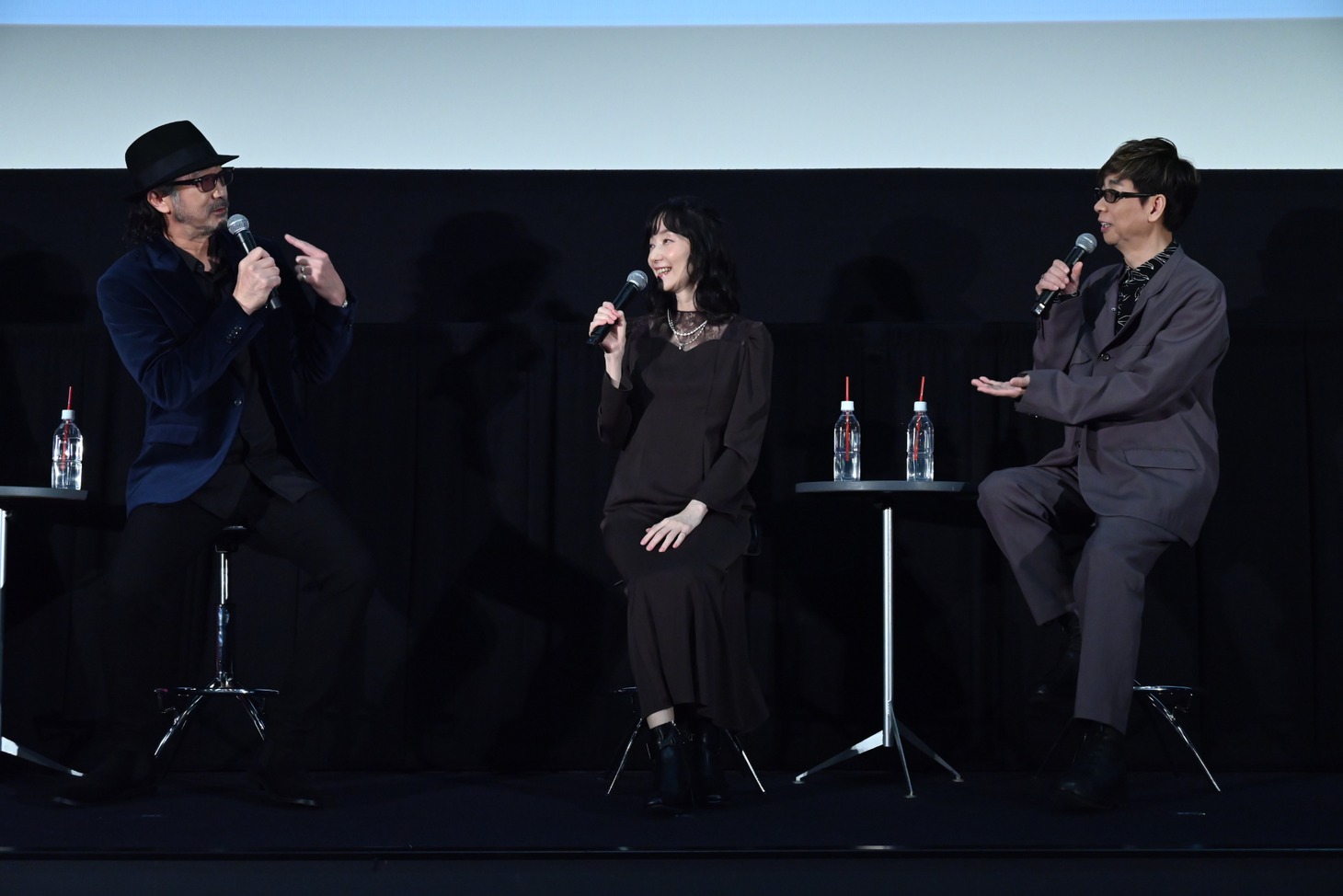 左から大塚明夫、田中敦子、山寺宏一。
