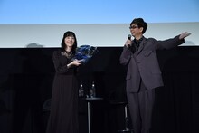 もらったプレゼントを見せる田中敦子。