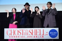 会場から次々に役名が呼びかけられ満面の笑みを浮かべながら手を振るキャスト陣。