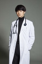 瀬戸康史扮する榊原俊介。