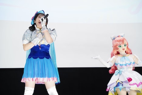 「For “F”」を歌う石井あみ。