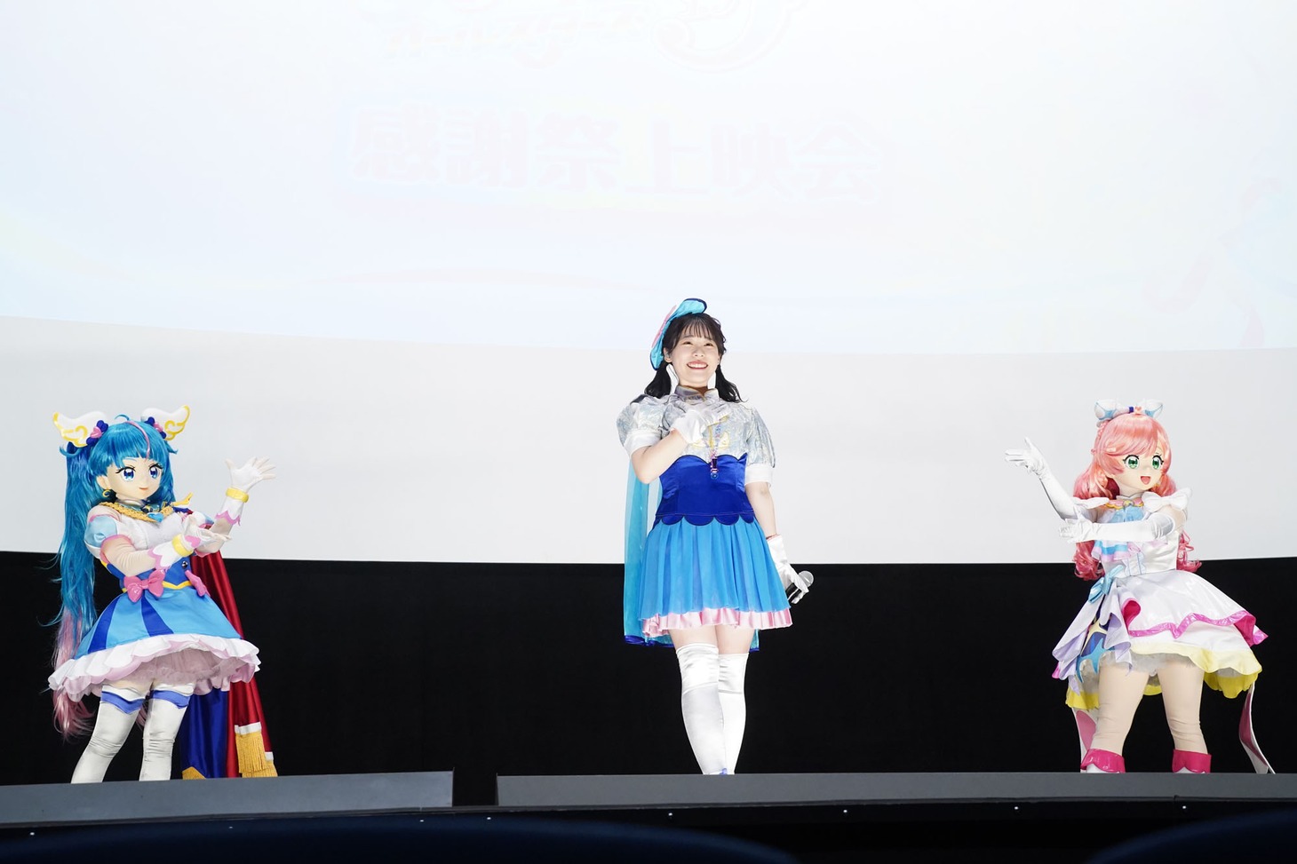 「For “F”」を歌う石井あみ。