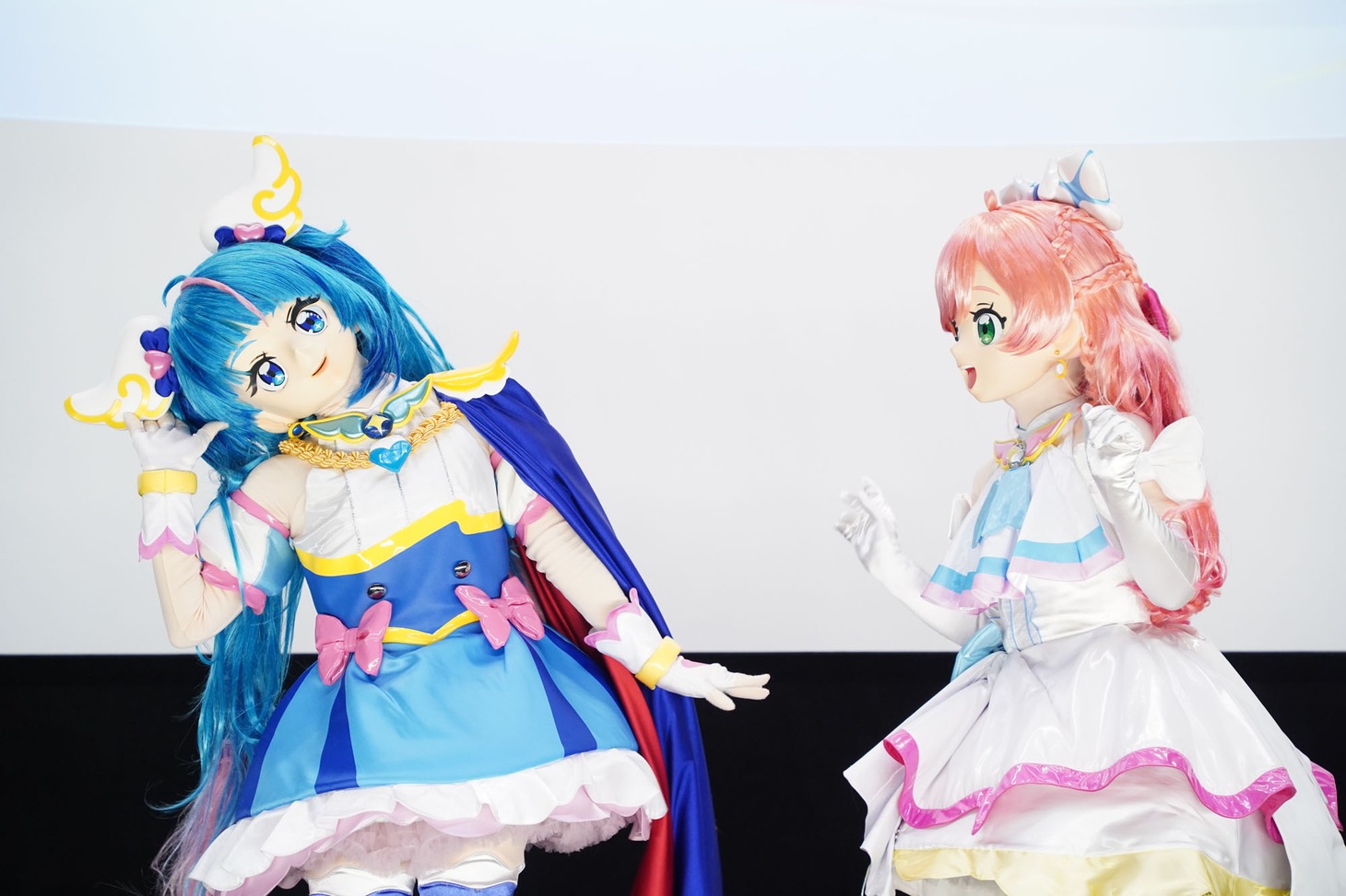 ファンに呼びかけすぎて時間が足りなくなってしまうとキュアプリズムに注意されたキュアスカイ。