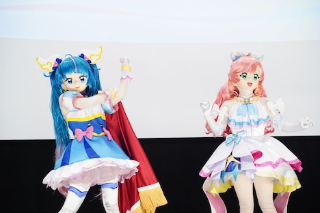 映画の楽曲を聴いているとパワーがもらえると話すキュアスカイ、キュアプリズム。