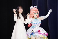 吉武千颯のライブ中、盛り上がる加隈亜衣とキュアプリズム。