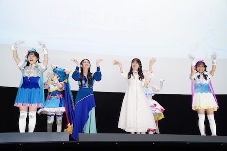 登壇者たちは感謝の気持ちを込めて、最後まで会場中に手を振った。