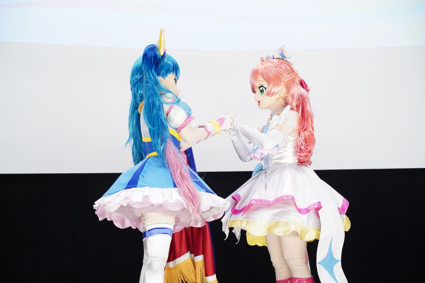 キャストが降壇後、イベントの終わりを寂しく思うキュアプリズムの手を取るキュアスカイ。