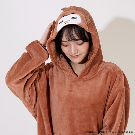 「ハイキュー!!もふもふ着る毛布 アカアシフクロウ」着用イメージ