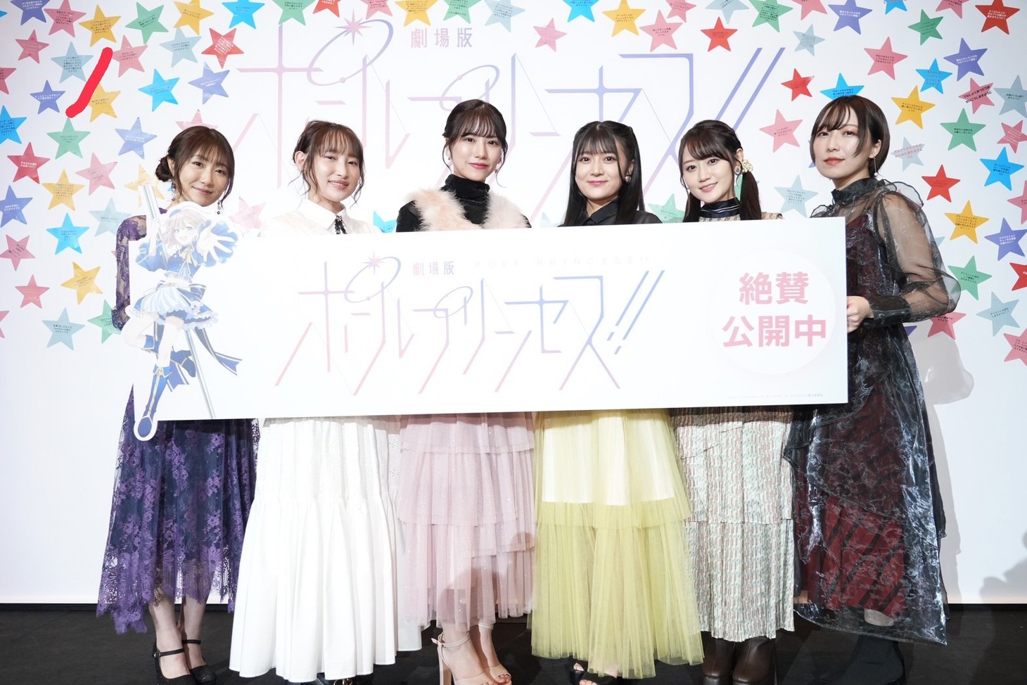 左から日高里菜、南條愛乃、土屋李央、鈴木杏奈、小倉唯、日向未南。