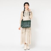 「『薬屋のひとりごと』 モデル 腕時計」と「『薬屋のひとりごと』 モデル ショルダーバッグ」の使用イメージ。 ※商品はサンプル。