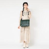 「『薬屋のひとりごと』 モデル 腕時計」と「『薬屋のひとりごと』 モデル ショルダーバッグ」の使用イメージ。 ※商品はサンプル。