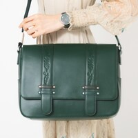 「『薬屋のひとりごと』 モデル ショルダーバッグ」の使用イメージ。 ※商品はサンプル。