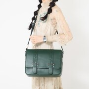 「『薬屋のひとりごと』 モデル 腕時計」と「『薬屋のひとりごと』 モデル ショルダーバッグ」の使用イメージ。 ※商品はサンプル。