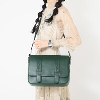 「『薬屋のひとりごと』 モデル 腕時計」と「『薬屋のひとりごと』 モデル ショルダーバッグ」の使用イメージ。 ※商品はサンプル。