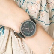 「『薬屋のひとりごと』 モデル 腕時計」の着用イメージ。 ※商品はサンプル。