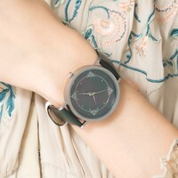 「『薬屋のひとりごと』 モデル 腕時計」の着用イメージ。 ※商品はサンプル。