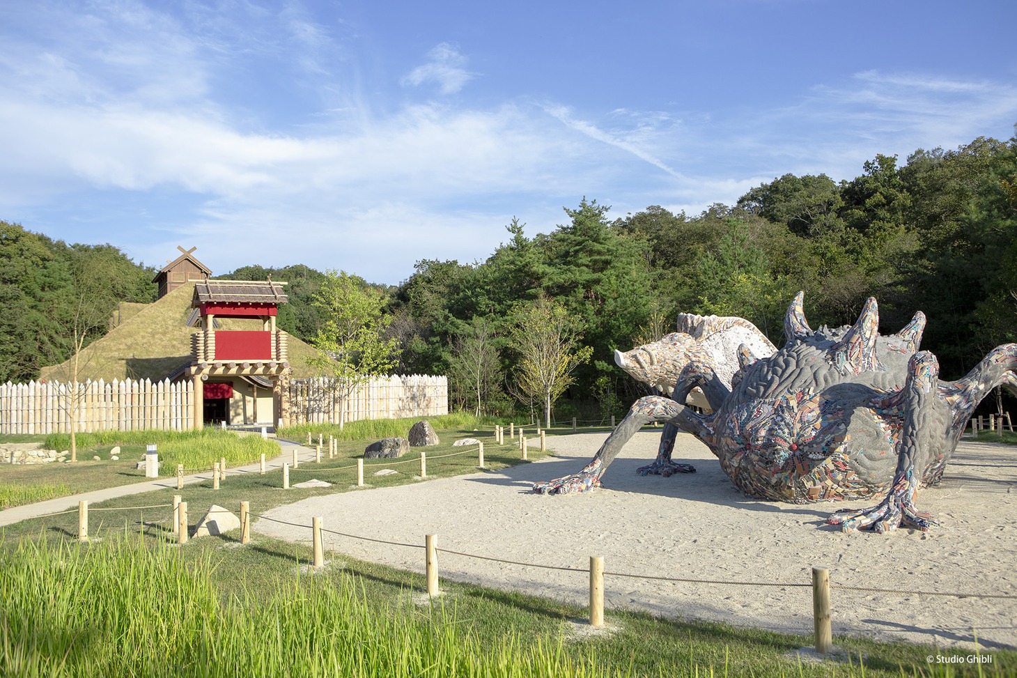 タタラ場（左）やタタリ神（右）などがあるもののけの里。